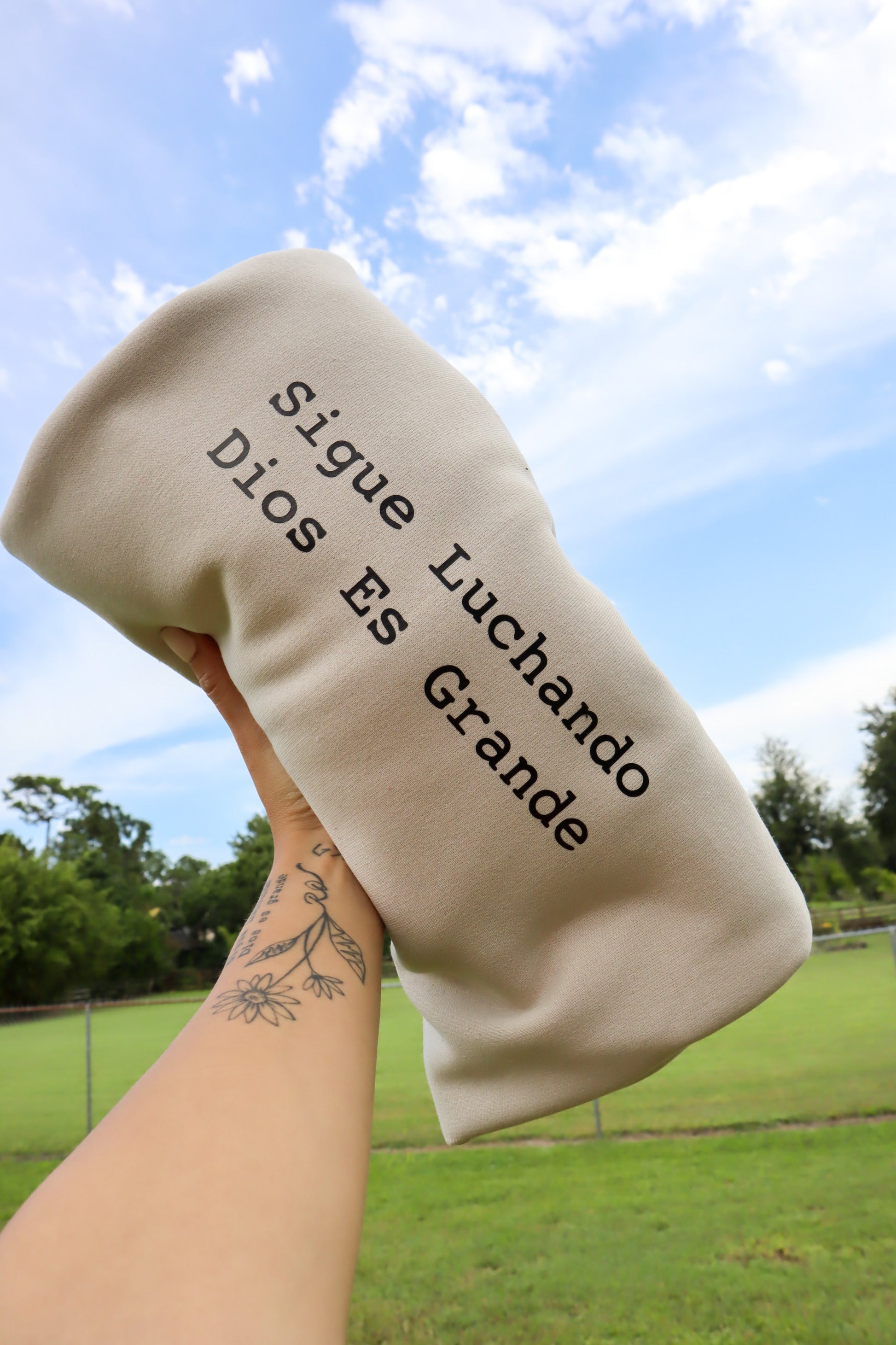 Sigue Luchando Sweatshirt Sand/Black